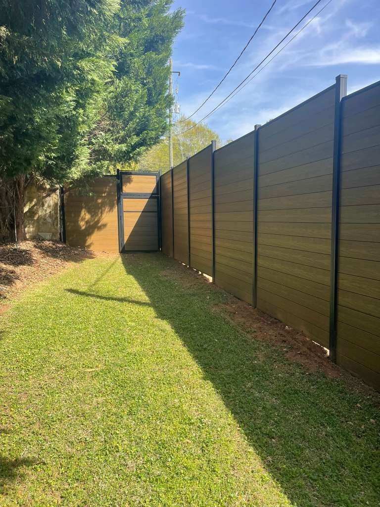 Modern composite fence color combinations – enhance your home’s design.
